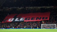 Laga MU vs Arsenal di Old Trafford juga menghadirkan momen tribute dari suporter buat Ole Gunnar Solskjaer. (Foto: Getty Images/Shaun Botterill)