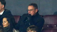 Ralf Rangnick tampak serius memerhatikan permainan MU vs Arsenal. (Foto: Getty Images/Alex Livesey)