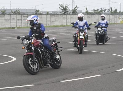 Warga Bekasi, Ini Lho Cara Aman Berkendara Roda Dua