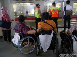 Stasiun Jatinegara Sediakan Fasilitas Khusus untuk Para Difabel Stasiun Jatinegara Sediakan Fasilitas Khusus untuk Para Difabel