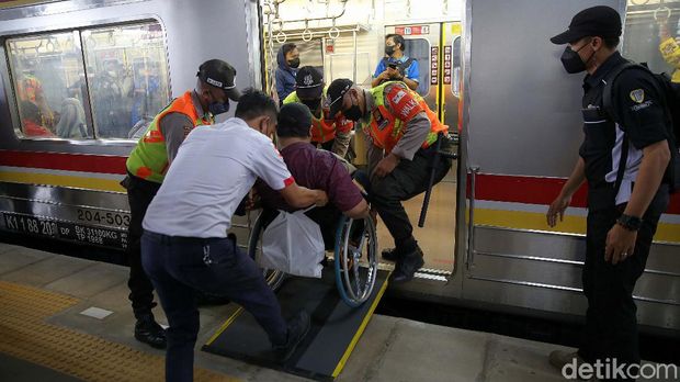 Di Hari Disabilitas Internasional 2021, KAI Commuter mengajak penyandang disabilitas untuk untuk menjajal sarana dan prasarana perkeretaapian. Begini momennya.