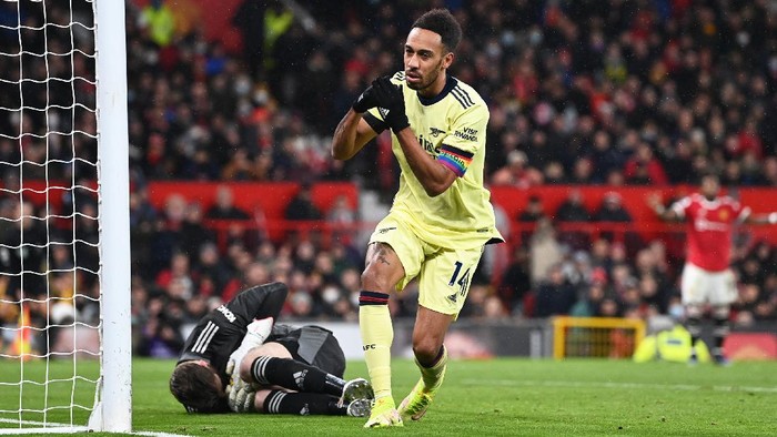 MANCHESTER, ENGLAND - DECEMBER 02: Pierre-Emerick Aubameyang of Arsenal reacts to a missed chance during the Premier League match between Manchester United and Arsenal at Old Trafford on December 02, 2021 in Manchester, England. (Photo by Shaun Botterill/Getty Images)
