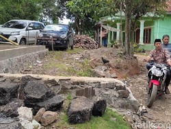 Diduga Gegara Pilkades, Warga Blokir Jalan Desa di Pandeglang