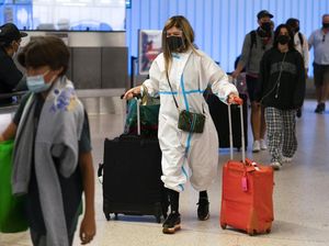 Potret Pelancong AS Pakai APD Lengkap, Ngeri Ketularan Varian Omicron Potret Pelancong AS Pakai APD Lengkap, Ngeri Ketularan Varian Omicron