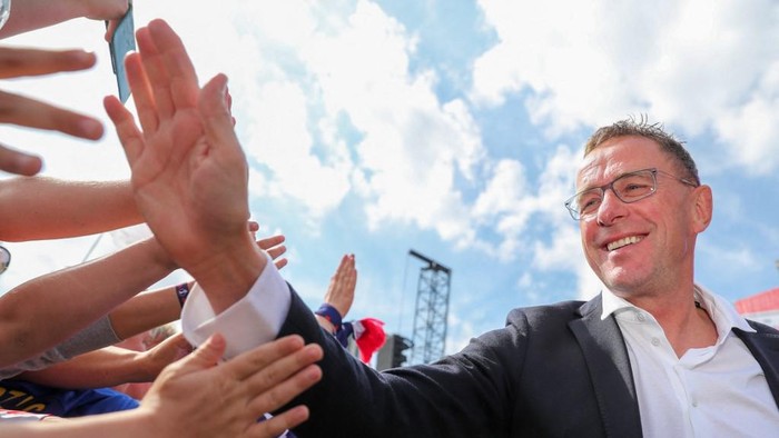 Leipzigs trainer Ralf Rangnick is greeted by supporters as he arrives for celebrations on May 26, 2019 in Leipzig, one day after the German Cup (DFB Pokal) Final football match RB Leipzig v FC Bayern Munich at the Olympic Stadium in Berlin. - Leipzig lost the final, and placed third in the Bundesliga season. (Photo by Jan Woitas / dpa / AFP) / Germany OUT