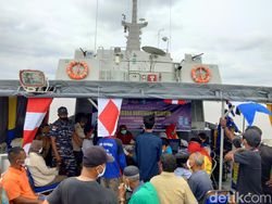 Kapal Perang TNI AL Jemput Nelayan di Perairan Asahan untuk Vaksin COVID