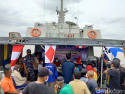 Kapal Perang TNI AL Jemput Nelayan di Perairan Asahan untuk Vaksin COVID