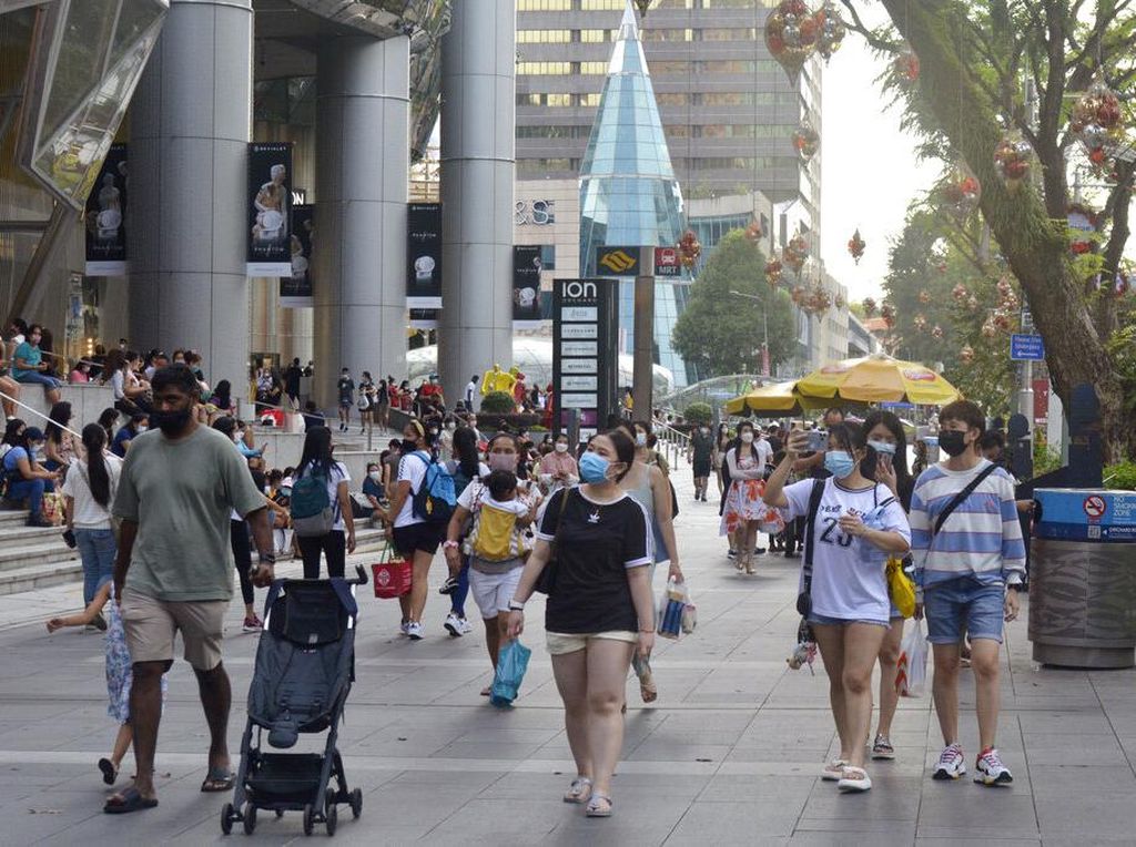 Curhat Girangnya Warga Singapura Copot Masker: Seperti Nggak Nyata