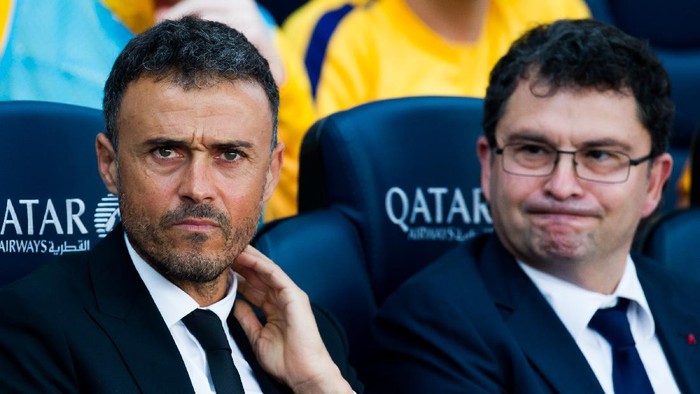 BARCELONA, SPAIN - SEPTEMBER 26: Head coach Luis Enrique Martinez and doctor Ricard Pruna of FC Barcelona look on before the La Liga match between FC Barcelona and UD Las Palmas at Camp Nou on September 26, 2015 in Barcelona, Spain. (Photo by Alex Caparros/Getty Images)