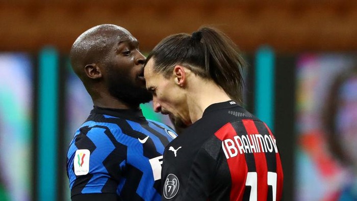 MILAN, ITALY - JANUARY 26: Romelu Lukaku of FC Internazionale clashes with Zlatan Ibrahimovic of AC Milan during the Coppa Italia match between FC Internazionale and AC Milan at Stadio Giuseppe Meazza on January 26, 2021 in Milan, Italy. Sporting stadiums around Italy remain under strict restrictions due to the Coronavirus Pandemic as Government social distancing laws prohibit fans inside venues resulting in games being played behind closed doors. (Photo by Marco Luzzani/Getty Images)