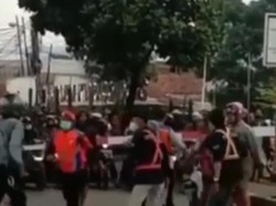 Sekelompok Orang Serang Relawan Edan Sepur di Bandung