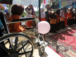 Kesabaran dan Keikhlasan Florida Mengajar Murid SLB di Medan