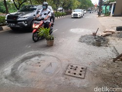 detikcom Do Your Magic: Sumur Resapan di Jalan yang Diberi Pot Kini Diperbaiki