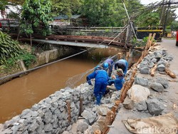 detikcom Do Your Magic: Tanggul Karung Pertigaan Hek Sudah Berganti Bronjong