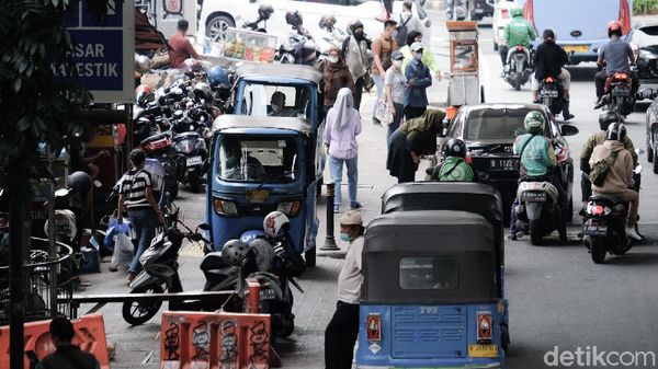 Terlalu! Trotoar di Dekat Pasar Mayestik Jadi Lokasi Parkir Liar
