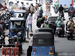 Terlalu! Trotoar di Dekat Pasar Mayestik Jadi Lokasi Parkir Liar Terlalu! Trotoar di Dekat Pasar Mayestik Jadi Lokasi Parkir Liar