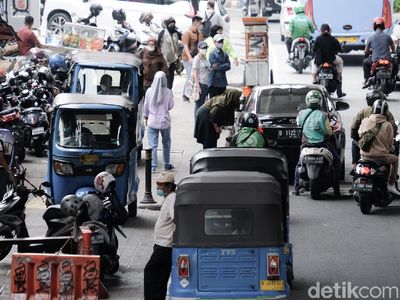 Terlalu! Trotoar di Dekat Pasar Mayestik Jadi Lokasi Parkir Liar