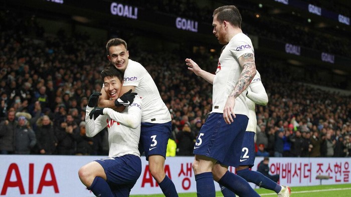Tottenhams Son Heung-min, left, celebrates after scoring his sides second goal during the English Premier League soccer match between Tottenham Hotspur and Brentford at Tottenham Hotspur Stadium in London, England, Thursday, Dec. 2, 2021. (AP Photo/Ian Walton)