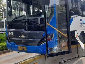Foto: Bus TransJ Hantam Separator Busway hingga Beton Pecah