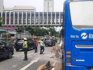 TransJ Tabrak Separator Busway di Sudirman, Beton sampai Pecah