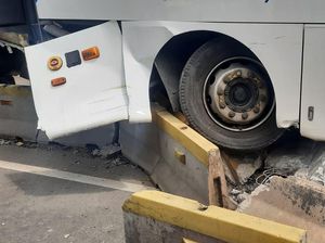 Penampakan Bus TransJakarta Tabrak Separator Busway di Sudirman Penampakan Bus TransJakarta Tabrak Separator Busway di Sudirman