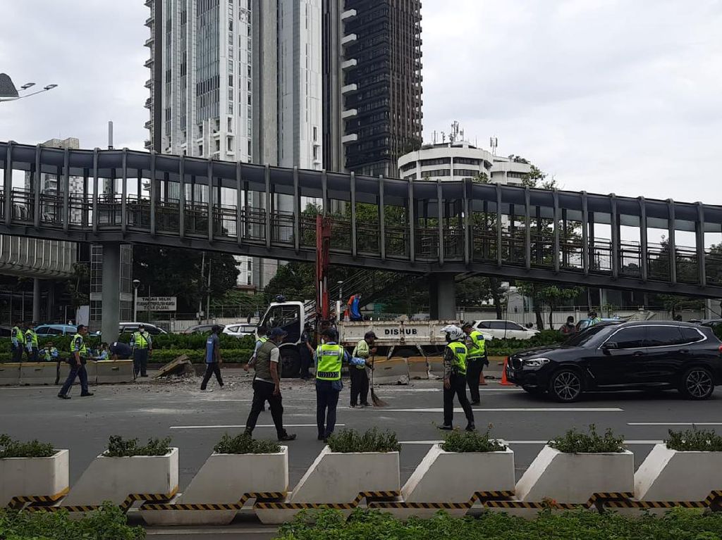 TransJ Tabrak Separator di Sudirman Dievakuasi, Busway Belum Bisa Dilalui