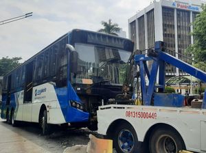 Momen Evakuasi Bus TransJakarta yang Tabrak Separator di Sudirman
