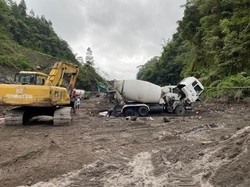 Sempat Tersapu Banjir Lahar Hujan Merapi, Truk Proyek Sabo Dam Dievakuasi