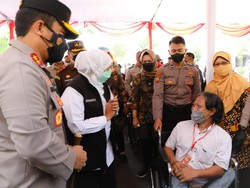 Khofifah Sebut Vaksinasi COVID-19 Dosis Pertama Jatim Capai 71%