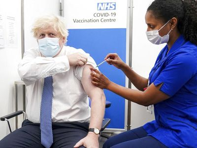 Varian Omicron Masuk Inggris, Boris Johnson Disuntik Vaksin Booster