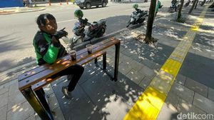 Wajah Trotoar di Jalan Senopati, Jaksel yang Dilengkapi Meja-Kursi