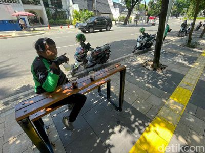 Wajah Trotoar di Jalan Senopati, Jaksel yang Dilengkapi Meja-Kursi