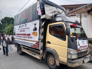 Aksi Warga Karo Kirim 1 Truk Jeruk ke Jokowi demi Jalan Diperbaiki Aksi Warga Karo Kirim 1 Truk Jeruk ke Jokowi demi Jalan Diperbaiki