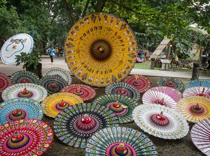 Warna-warni Festival Payung di Taman Balekambang Warna-warni Festival Payung di Taman Balekambang