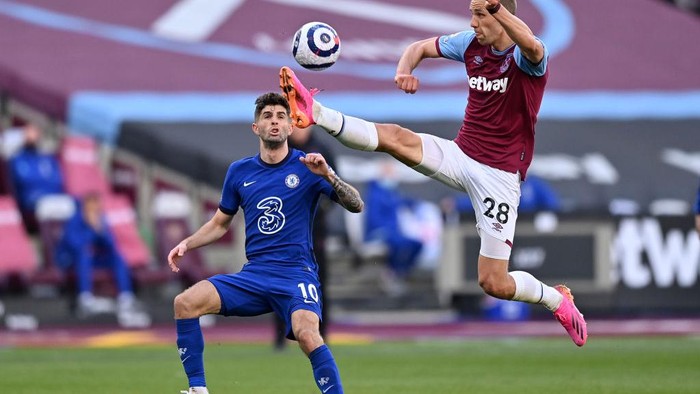 LONDON, ENGLAND - APRIL 24: Tomas Soucek of West Ham United and Christian Pulisic of Chelsea  battle for the ball  during the Premier League match between West Ham United and Chelsea at London Stadium on April 24, 2021 in London, England. Sporting stadiums around the UK remain under strict restrictions due to the Coronavirus Pandemic as Government social distancing laws prohibit fans inside venues resulting in games being played behind closed doors.  (Photo by Justin Setterfield/Getty Images)