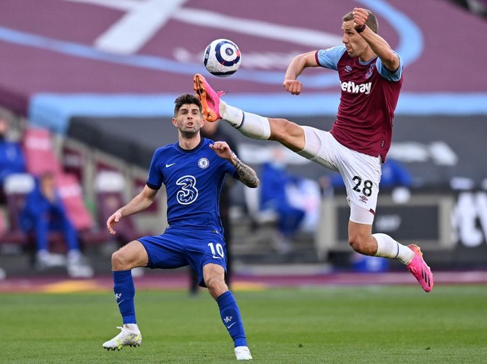 LONDON, ENGLAND - APRIL 24: Tomas Soucek of West Ham United and Christian Pulisic of Chelsea battle for the ball during the Premier League match between West Ham United and Chelsea at London Stadium on April 24, 2021 in London, England. Sporting stadiums around the UK remain under strict restrictions due to the Coronavirus Pandemic as Government social distancing laws prohibit fans inside venues resulting in games being played behind closed doors. (Photo by Justin Setterfield/Getty Images)