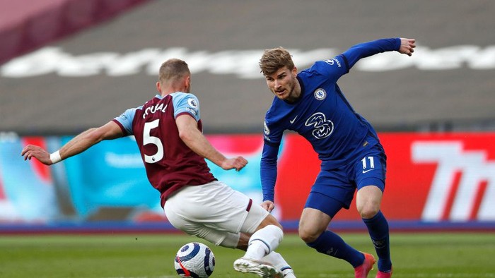 LONDON, ENGLAND - APRIL 24: Timo Werner of Chelsea battles for possession with Vladimir Coufal of West Ham United  during the Premier League match between West Ham United and Chelsea at London Stadium on April 24, 2021 in London, England. Sporting stadiums around the UK remain under strict restrictions due to the Coronavirus Pandemic as Government social distancing laws prohibit fans inside venues resulting in games being played behind closed doors. (Photo by Alastair Grant - Pool/Getty Images)