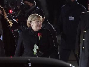 Angela Merkel Pamit dengan Lagu Punk dan Hati Lapang