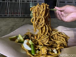 Bakmi Asap, Bakmi Kayu Bakar Topping Babi Kecap yang Eksis Sejak 1960