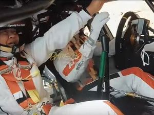 Penampakan dari Dalam Mobil Saat Bamsoet-Sean Kecelakaan Reli Penampakan dari Dalam Mobil Saat Bamsoet-Sean Kecelakaan Reli