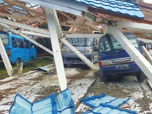 Bangunan Pasar di Majene Sulbar Ambruk Tertimpa Pohon, 5 Mobil Ringsek