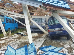 Bangunan Pasar di Majene Sulbar Ambruk Tertimpa Pohon, 5 Mobil Ringsek