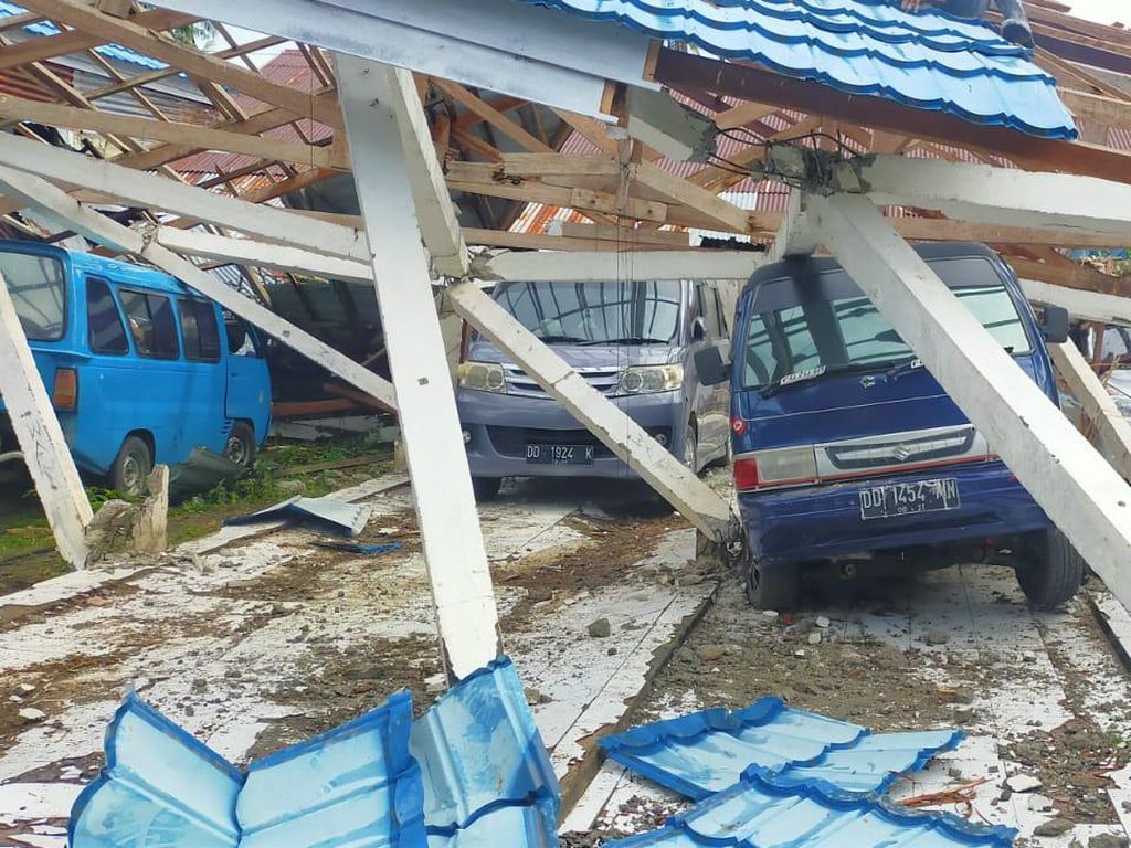 Bangunan Pasar di Majene Sulbar Ambruk Tertimpa Pohon, 5 Mobil Ringsek Bangunan Pasar di Majene Sulbar Ambruk Tertimpa Pohon, 5 Mobil Ringsek