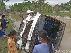 Bus Rombongan Pengantin Terjun ke Sungai Grobogan, Polisi: 3 Luka Berat
