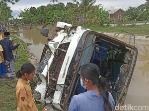 Bus Rombongan Pengantin Terjun ke Sungai Grobogan, Polisi: 3 Luka Berat Bus Rombongan Pengantin Terjun ke Sungai Grobogan, Polisi: 3 Luka Berat