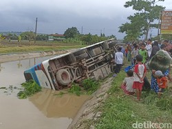 Bus Rombongan Pengantin Terjun ke Sungai di Grobogan