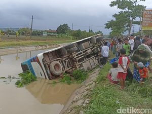 Bus Rombongan Pengantin Terjun ke Sungai di Grobogan Bus Rombongan Pengantin Terjun ke Sungai di Grobogan