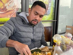 Crazy Rich Ahmad Sahroni Lahap Makan Nasi Padang dan Bubur Ayam