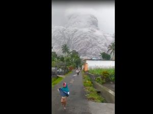 1 Tahun Semeru Erupsi: Hari ini Awan Panas Meluncur ke Permukiman Warga 1 Tahun Semeru Erupsi: Hari ini Awan Panas Meluncur ke Permukiman Warga