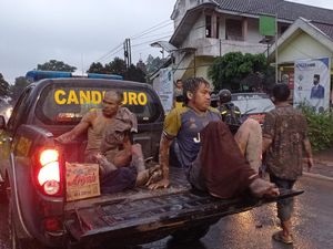 Foto-foto Evakuasi Korban Letusan Gunung Semeru